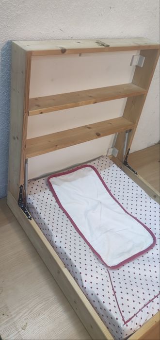 Сгъваем стенен повивалник за бебе – правен по поръчка