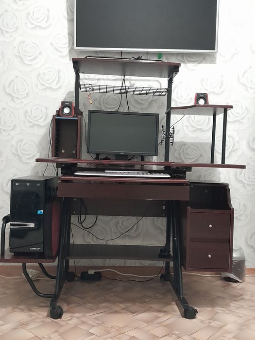 Продам компьютерный стол