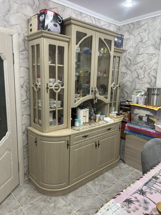 Сервант в отличном состояний