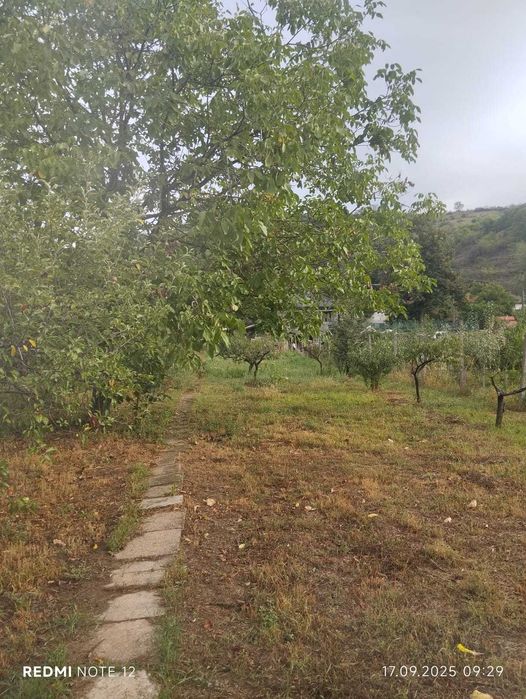Casă familială mobilată pe două nivele locuibilă imediat.
