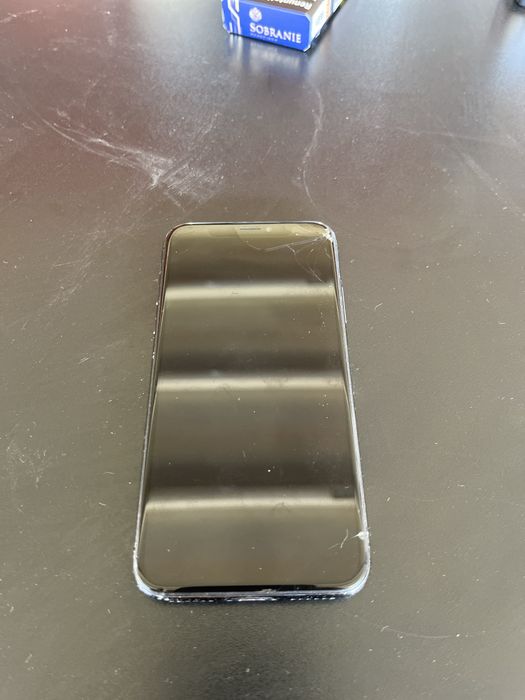 Vand iPhone X fisurat