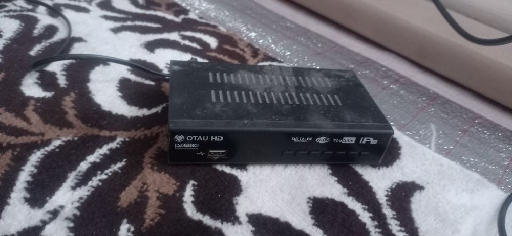 Продам телевизор без пульта, комнатная антенна новая, цифровая пристав