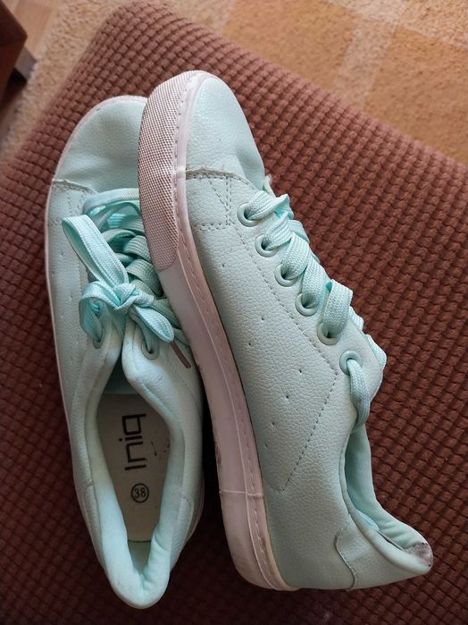 Летни обувчици в цвят мента.