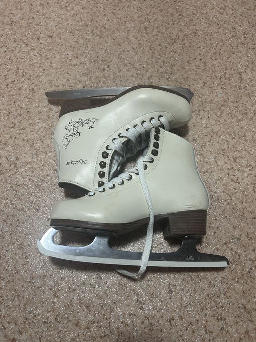 Продам коньки белые