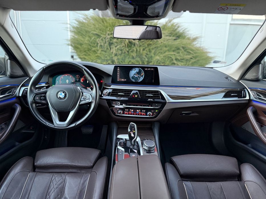 BMW 520~G30~Individual~Head Up~Camera 360~X-Drive~Soft Close