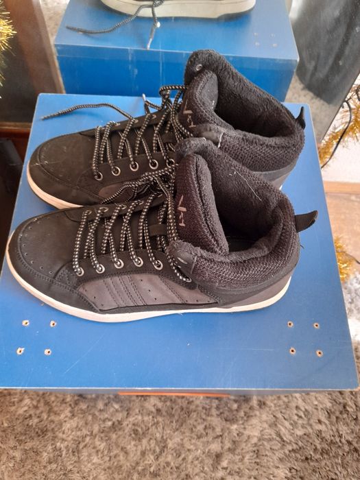 Ghete băieți mas.40, negre, frumoase si calduroase