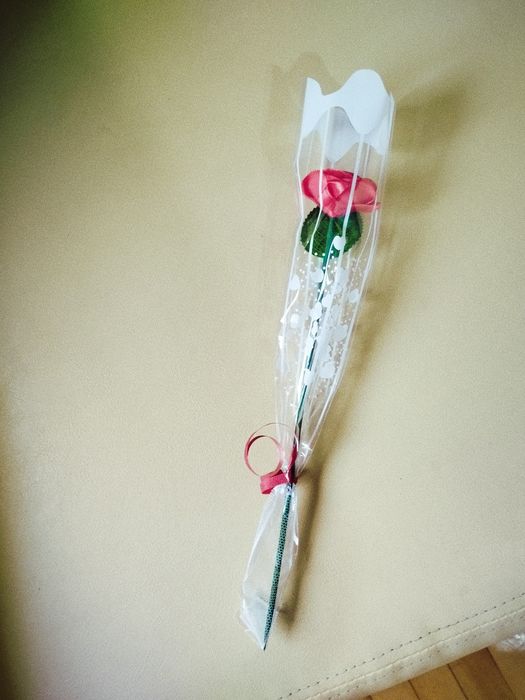 Trandafiri satin realizați manual