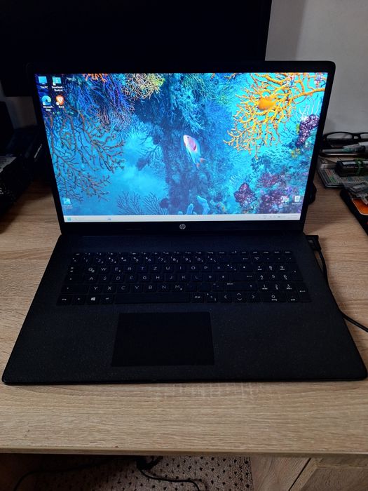 Laptop HP 17 , i5-1135G7 , 8 GB ram,  ssd NVMe 256 GB,  17.3"