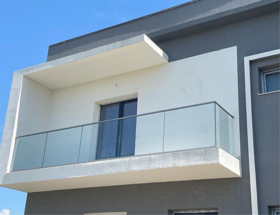 Balustrada din sticlă securizată – montaj inclus, preț corect!
