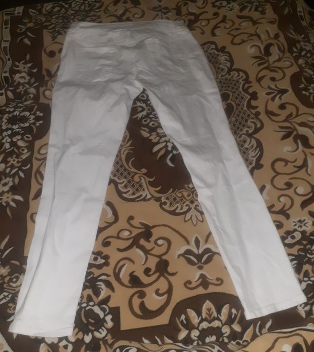 Vând blugi elastici