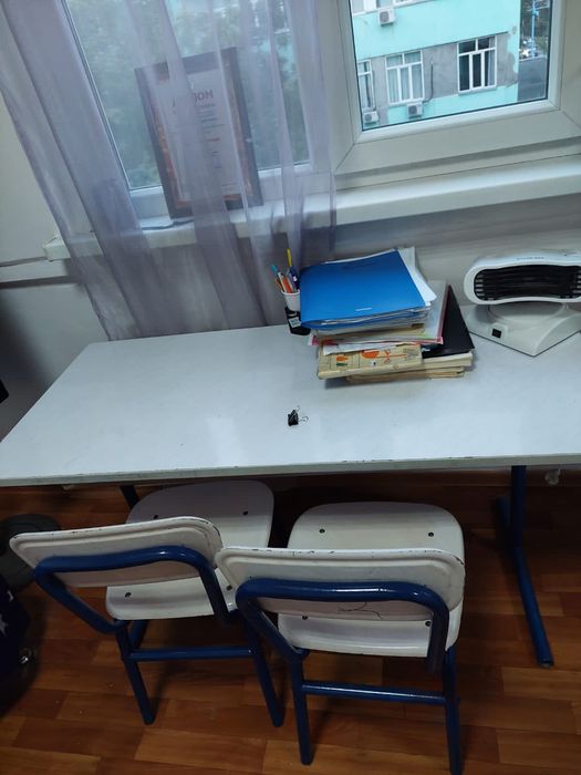 1 большой стол и 2 стула