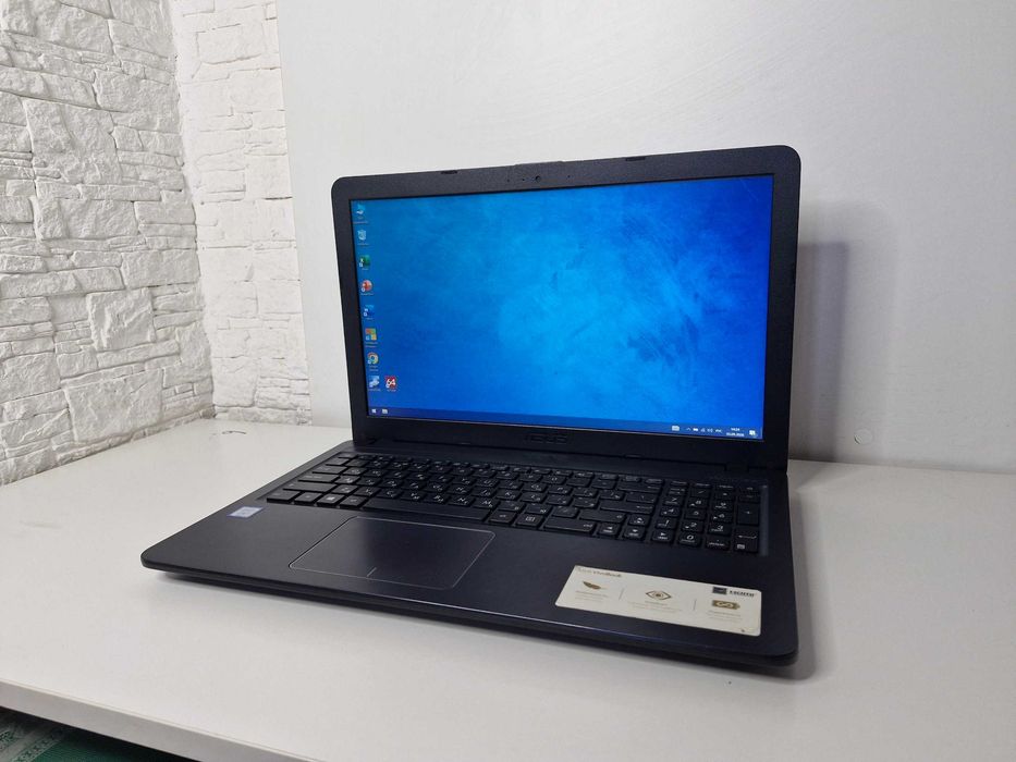 Asus i3-7 Быстрый. Full HD экран