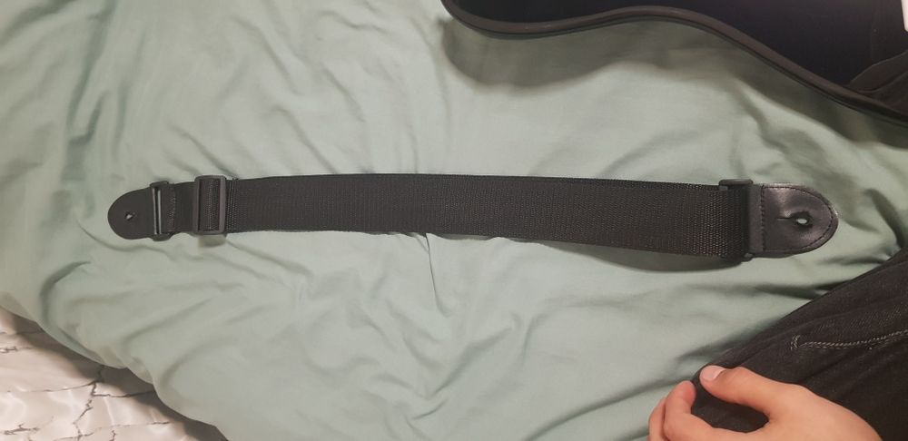 Продам электро гитару б/у