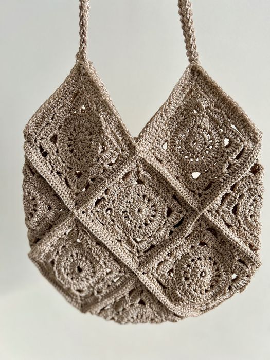Продавам ръчно плетена дамска чанта на една кука