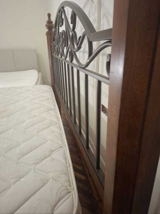 QUEEN SIZE pat dormitor in perfecta stare cu saltea