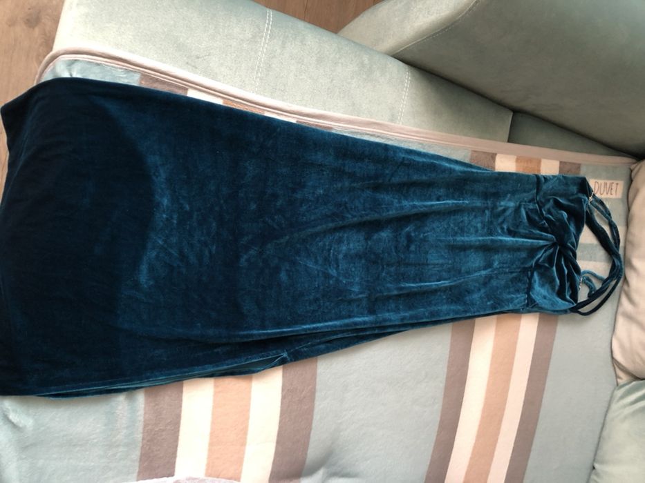 Продаются нарядные платья.