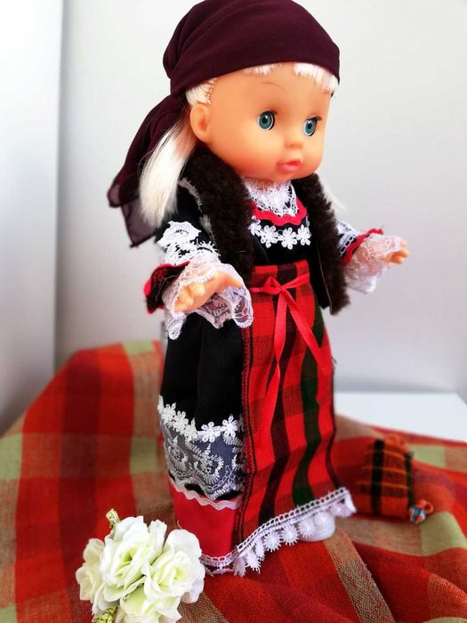 Кукла с ръчно изработена народна носия