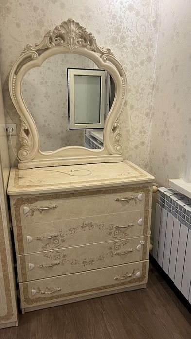 Продаются шкаф, камот
