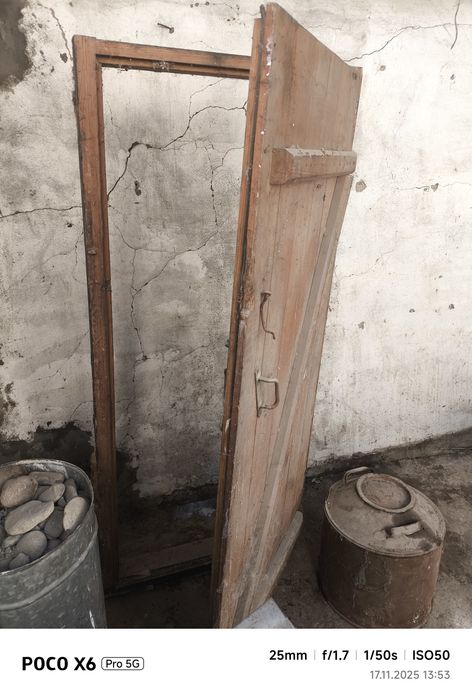 Дверь труба и стол тиска