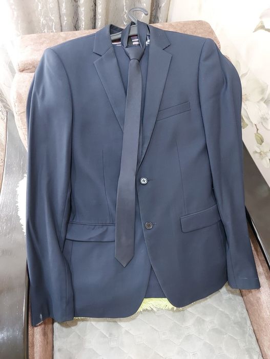 Продам школьные костюмы