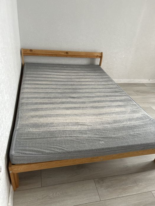 продаю кровать с матрасом