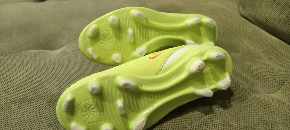 Детски футболни бутонки