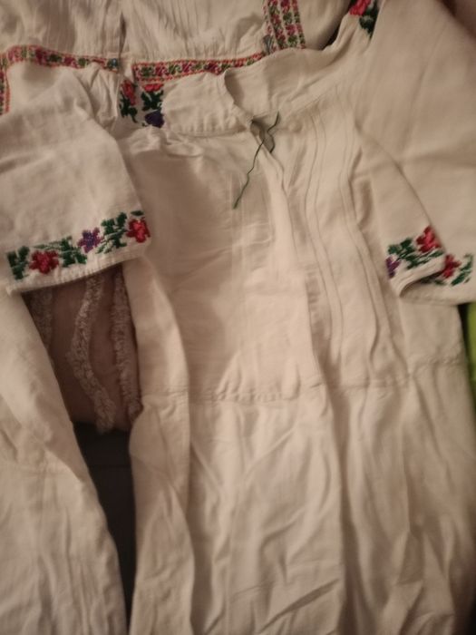 Vând cămeși țesute foarte vechi