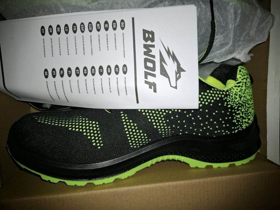 Продавам работни обувки със бомбе