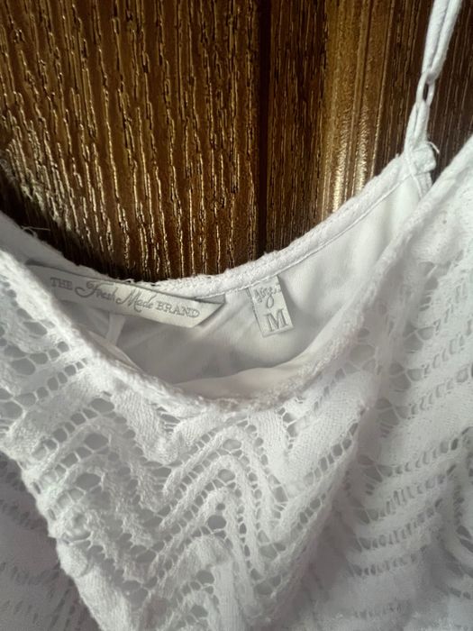 Продавам лятна рокля с дантела