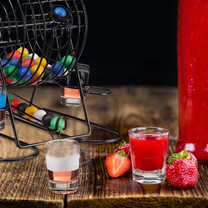 Joc de baut Bingo pentru adulti include tambur 6 pahare si 48 de bile