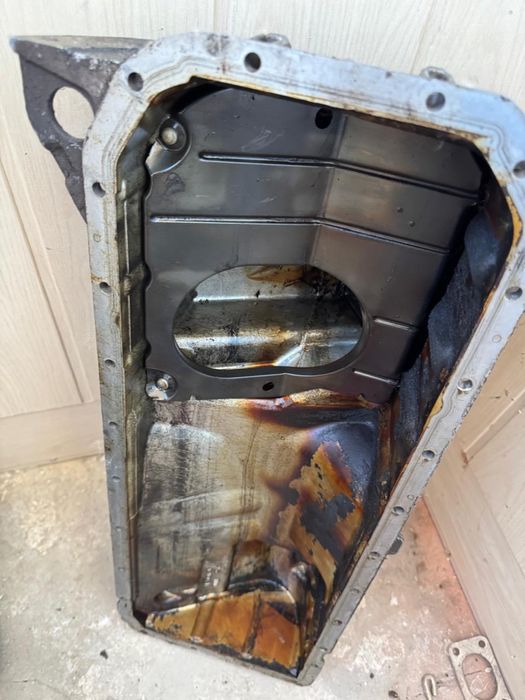 Продам.Клапанную крышку,катализатор на БМВ 528