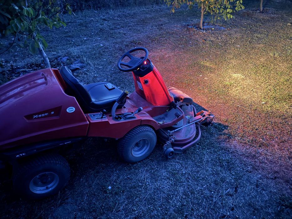 Tractoras  profesional de tuns iarba/gazon Countax X16 4WD 4x4 – Honda V-Twin 16 CP – masă frontală 112 cm
