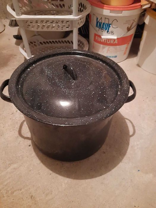 Емайлирана тенджера за готвене с две дръжки и капак