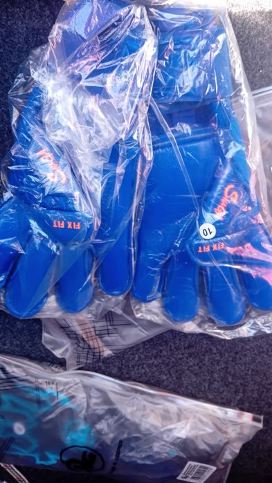 Футболни вратарски ръкавици