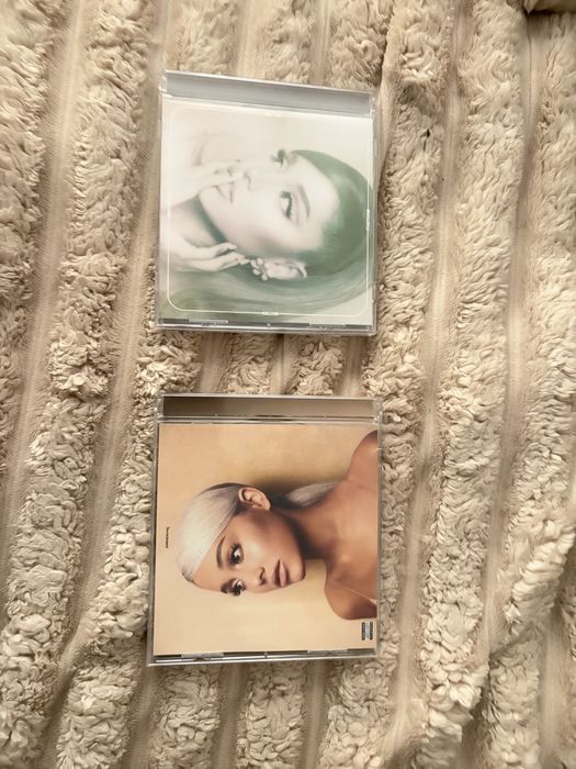 CD дискове на Ариана Гранде