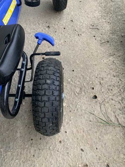 Кола с педали за дете