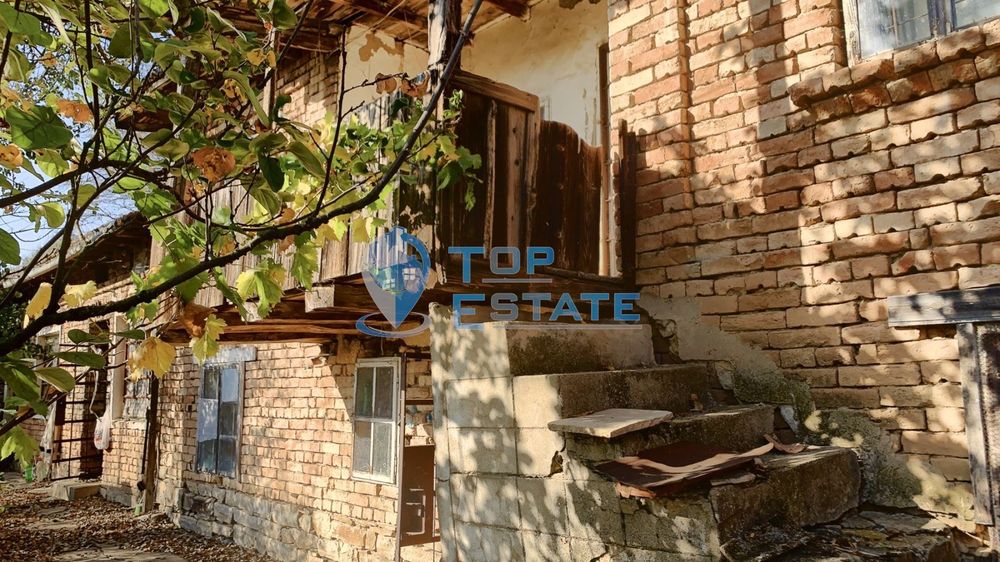 Тухлена къща с голям двор в с. Масларево, област Велико Търново