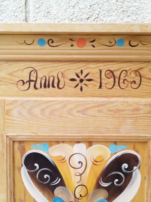 Винтидж ръчно рисувано шкафче / масив