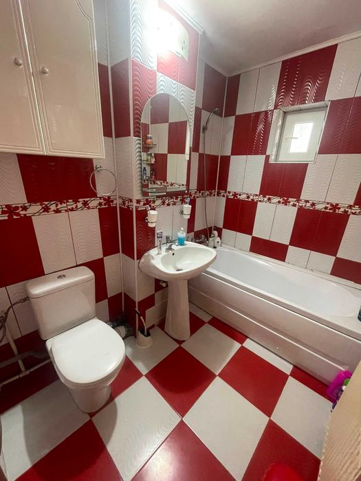 Vând apartament  cu 3 camere,ultracentral ,etajul 2,105 mp,Preț  negociabil.relatii la telefon 0766414573