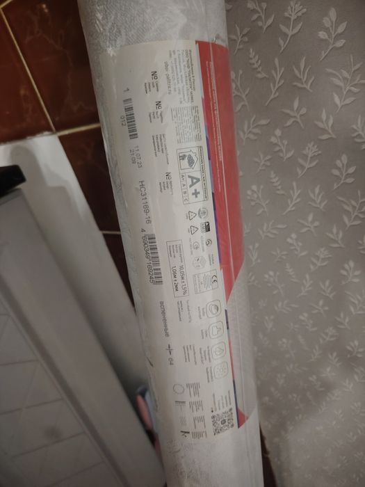 Продам два рулона обоев