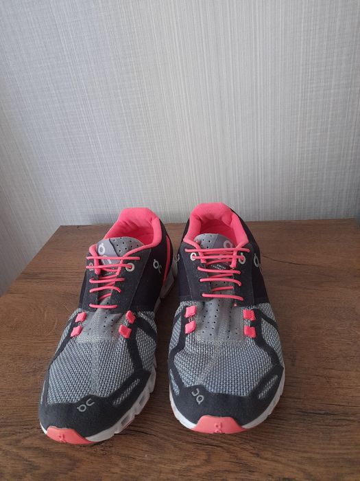 On Cloud дамски маратонки 40- 41 номер.