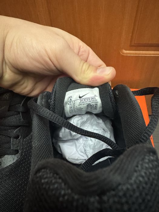 Чисто нови, обувки Nike.