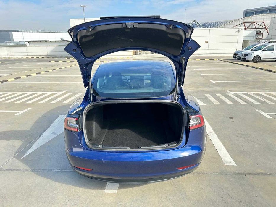 Tesla Model 3 SR+