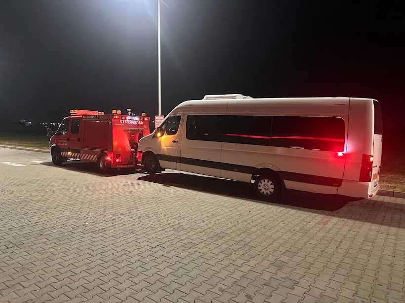 Tractari Auto Bucuresti Ilfov NON STOP 24/7 Platforma Transport Auto Asistenta Rutiera Dube Utilitare Microbuze Curent Baterie Extragere Carburant