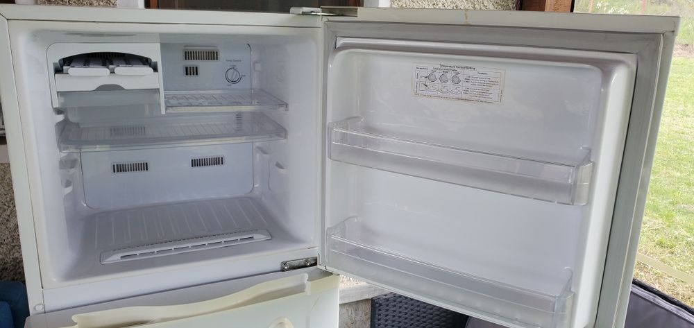 Хладилник с горен фризер Самсунг