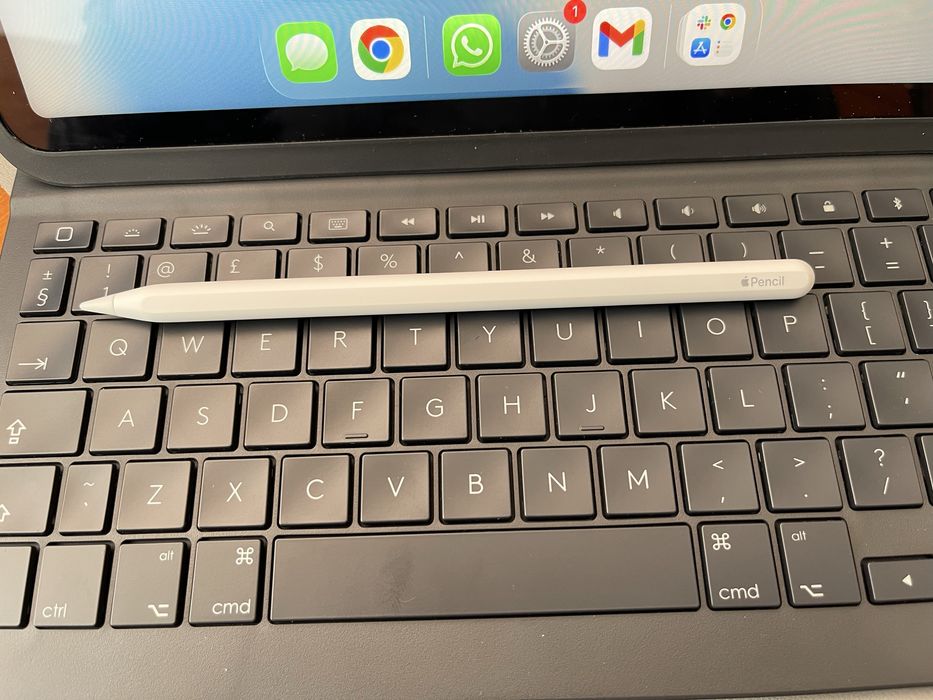 Tabletă iPad Air 5 M1 8GB Ram + Apple Pencil 2 + Logi Folio Pro