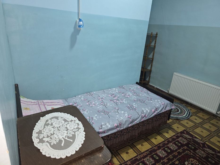 Когон шахар гор балницани олдида мехмонхона бор.