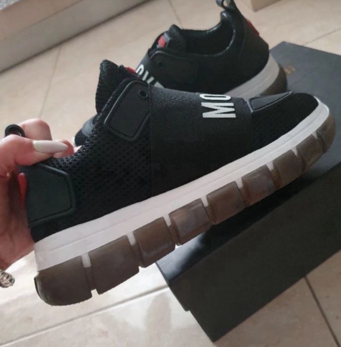 Sneakers Love Moschino