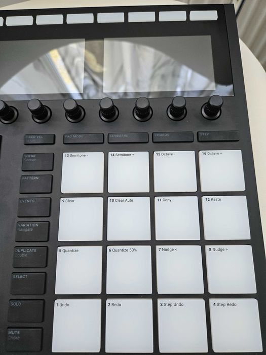 Native Instruments Maschine MK3 cu Decksaver