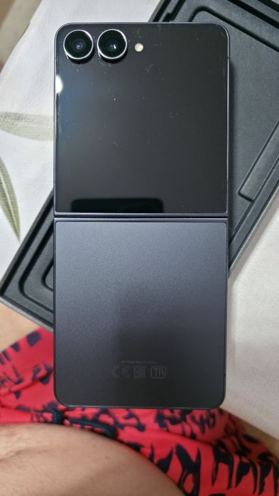Samsung Galaxy Z Flip7 с гарантии